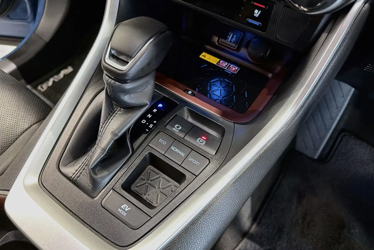 2025 Toyota RAV4 Gallery Image 18