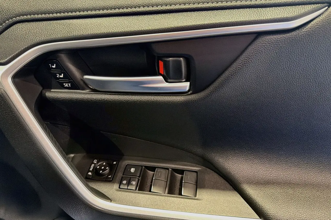 2025 Toyota RAV4 Gallery Image 24