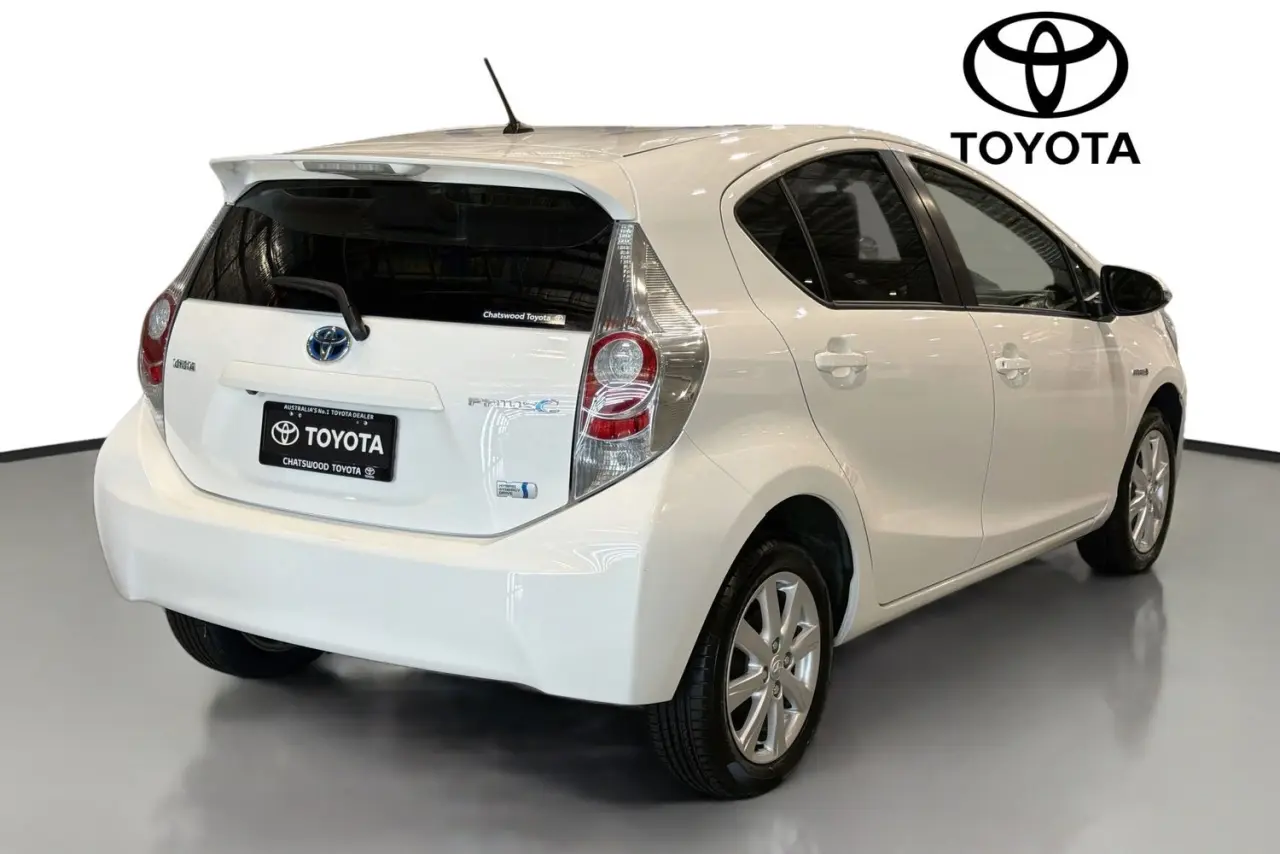 2014 Toyota Prius C Gallery Image 10