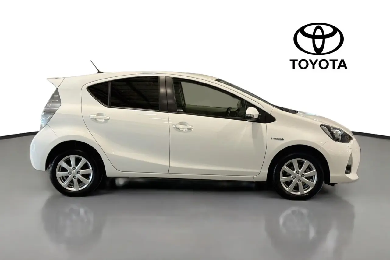2014 Toyota Prius C Gallery Image 11