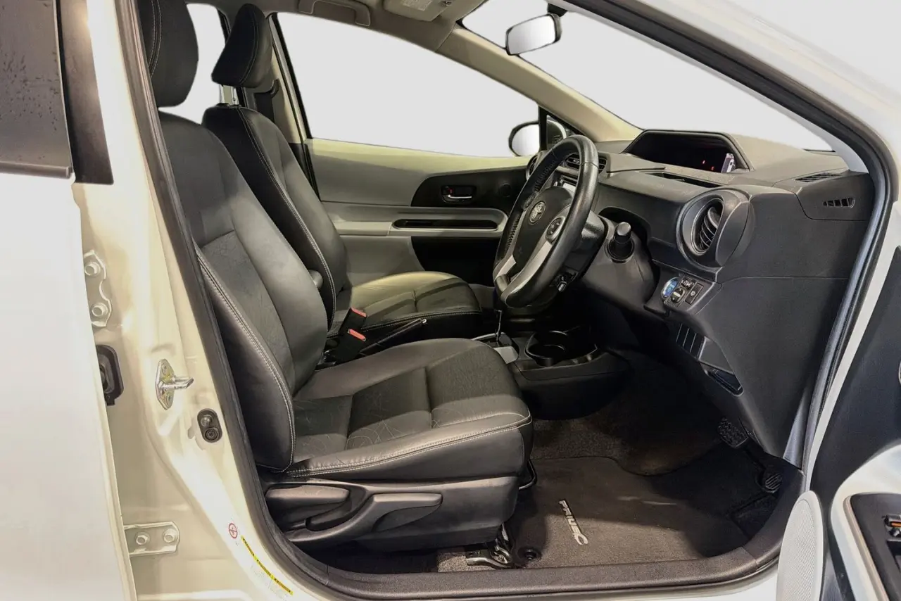 2014 Toyota Prius C Gallery Image 13