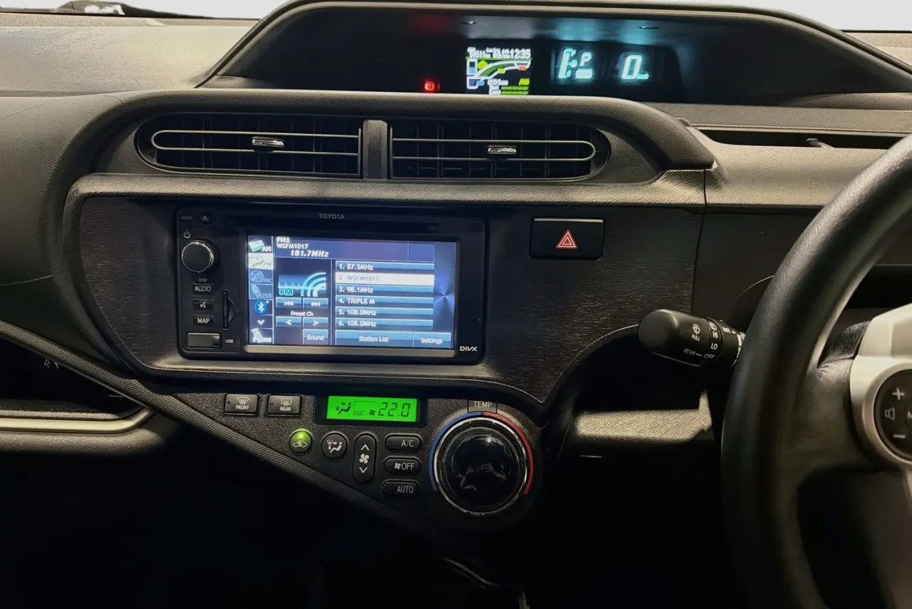 2014 Toyota Prius C Gallery Image 15