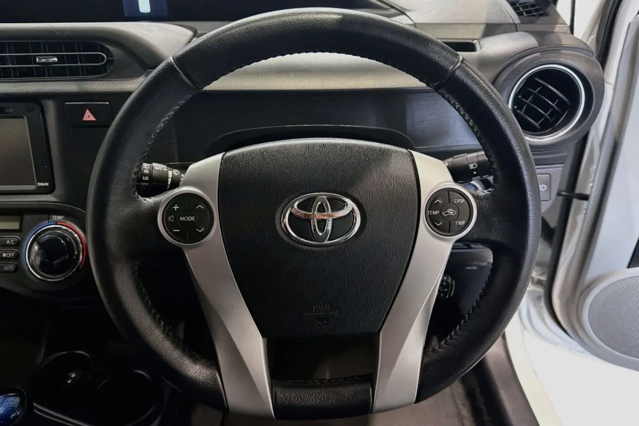2014 Toyota Prius C Gallery Image 21