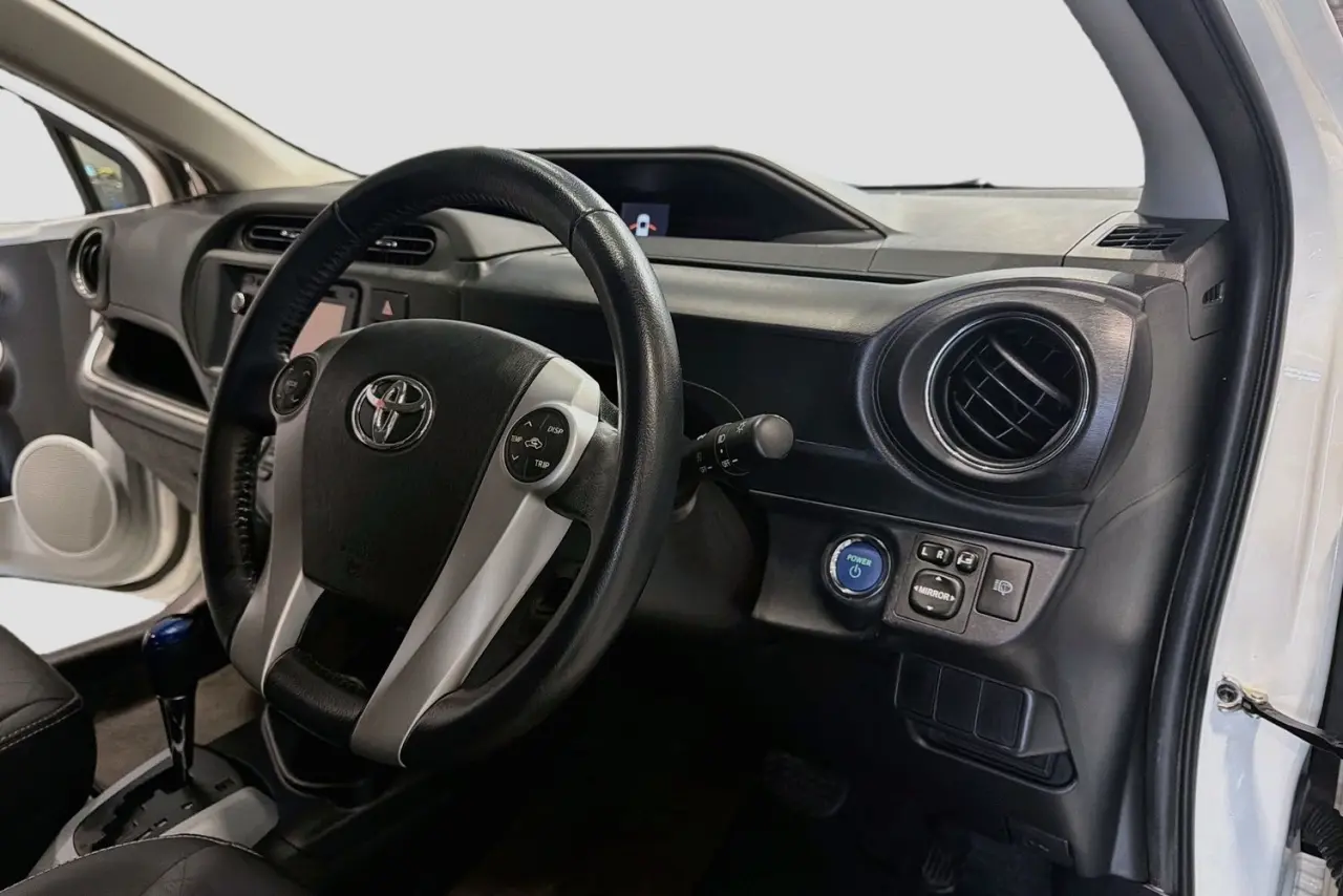 2014 Toyota Prius C Gallery Image 23