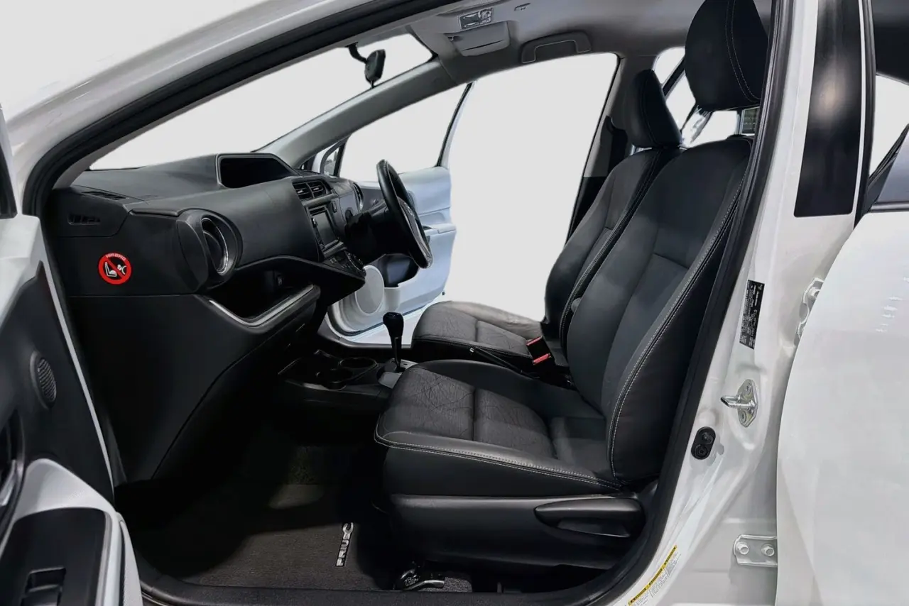 2014 Toyota Prius C Gallery Image 25