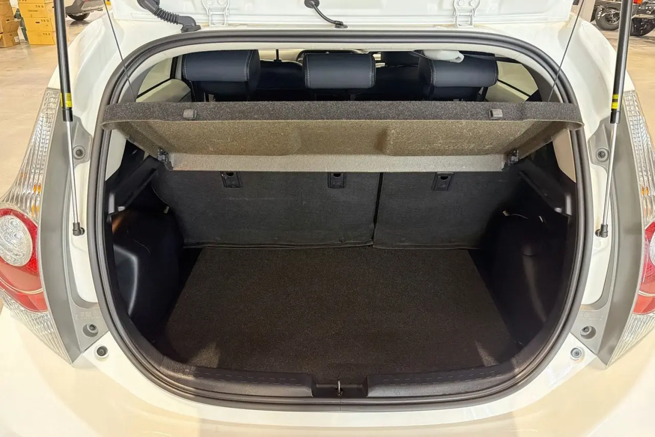 2014 Toyota Prius C Gallery Image 27