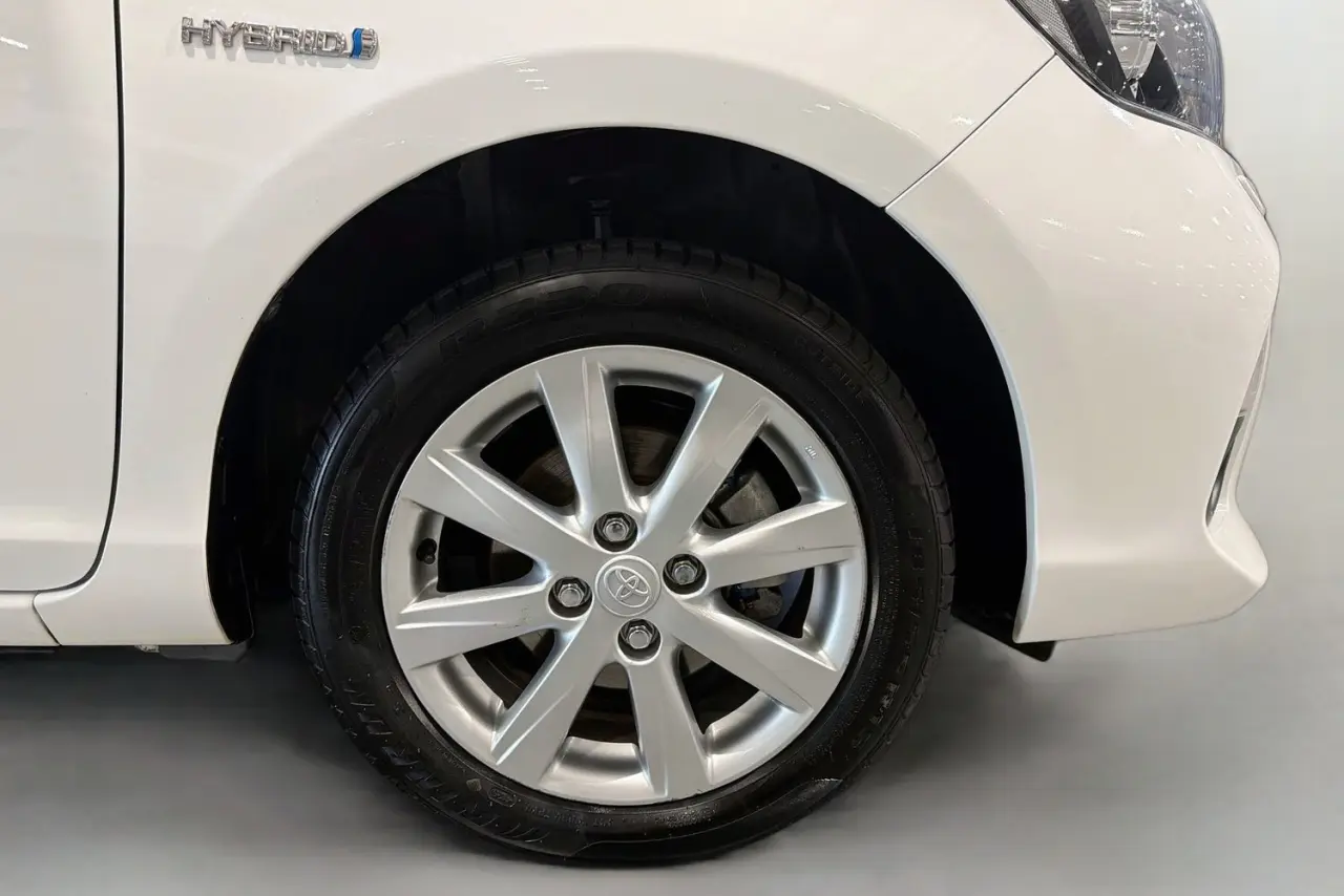 2014 Toyota Prius C Gallery Image 28