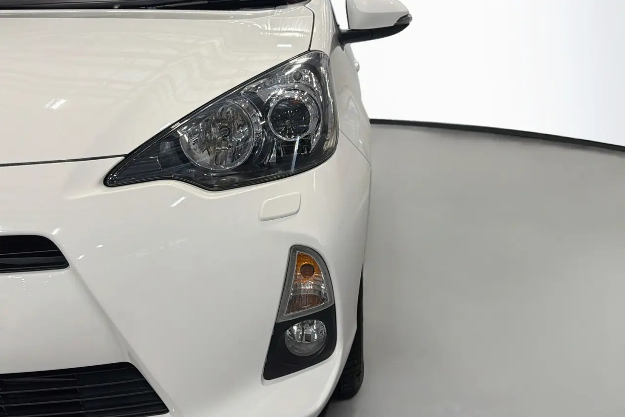 2014 Toyota Prius C Gallery Image 3