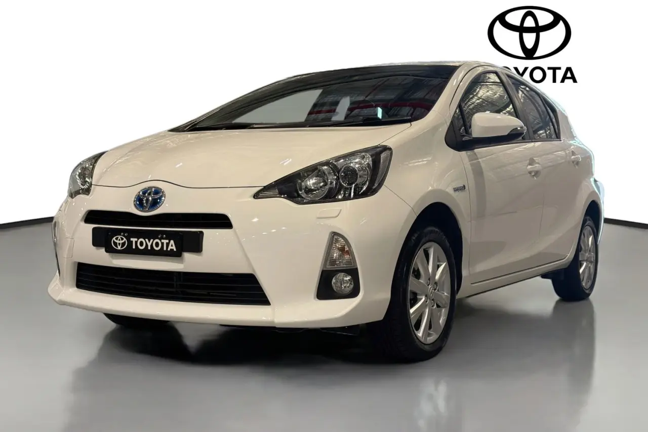 2014 Toyota Prius C Gallery Image 4