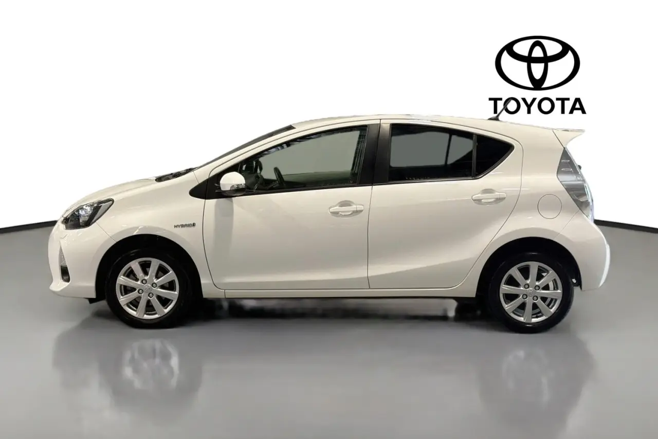 2014 Toyota Prius C Gallery Image 5