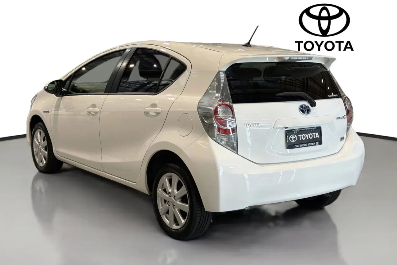 2014 Toyota Prius C Gallery Image 6