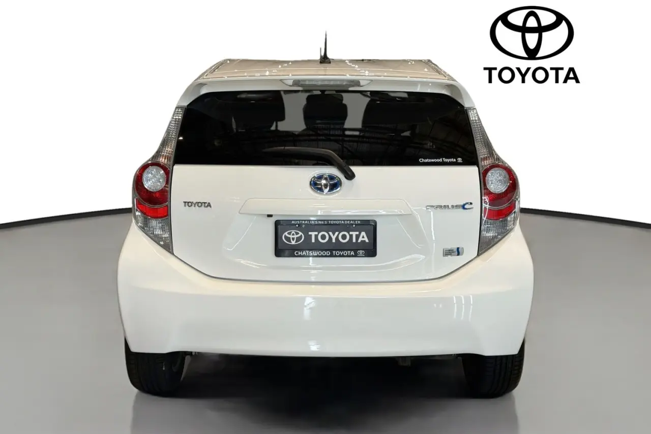 2014 Toyota Prius C Gallery Image 7