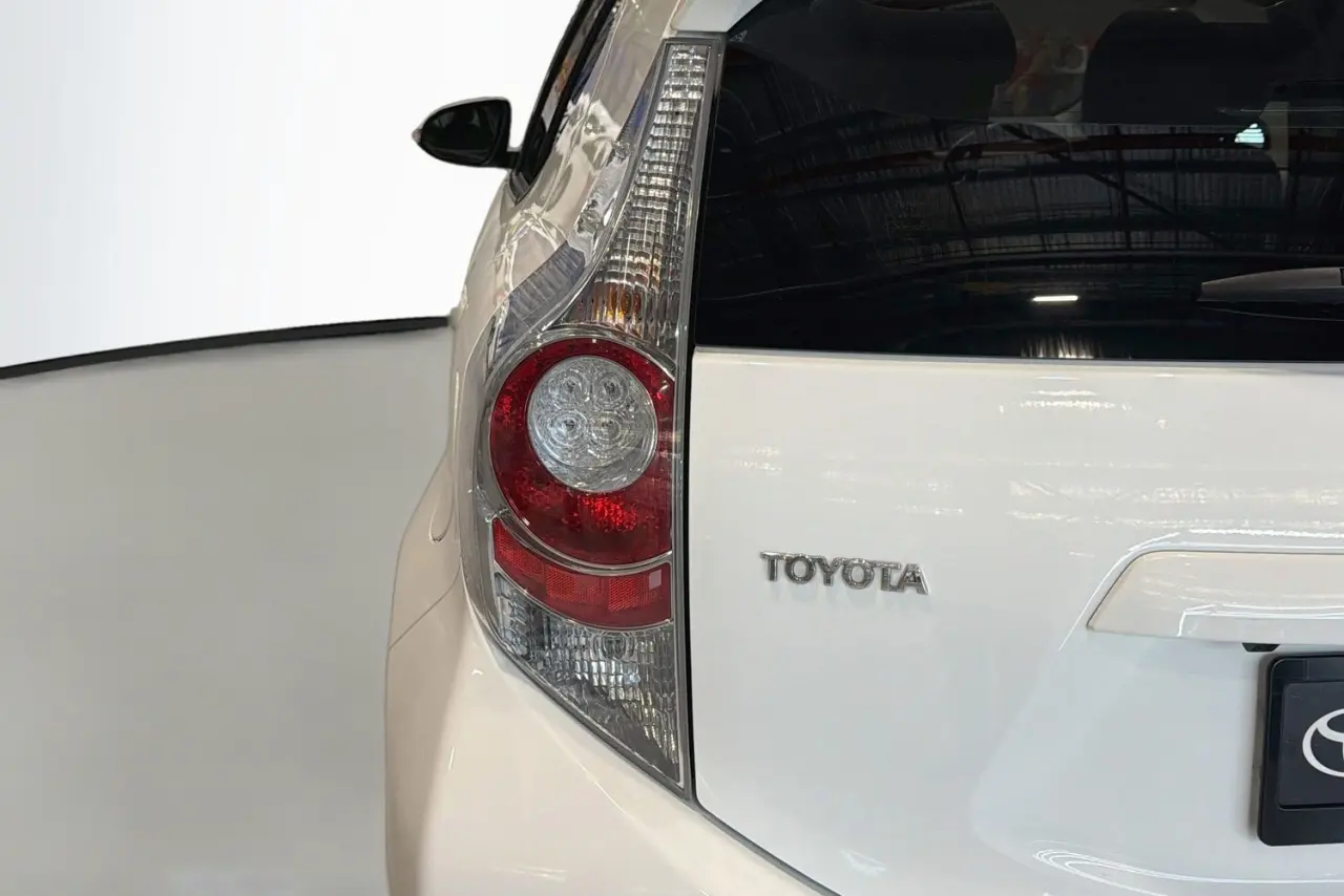 2014 Toyota Prius C Gallery Image 8