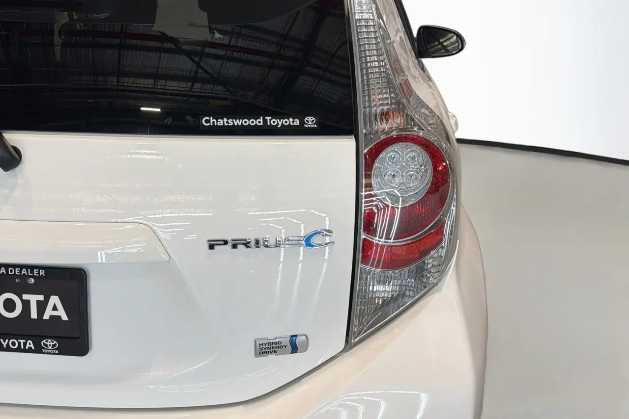 2014 Toyota Prius C Gallery Image 9