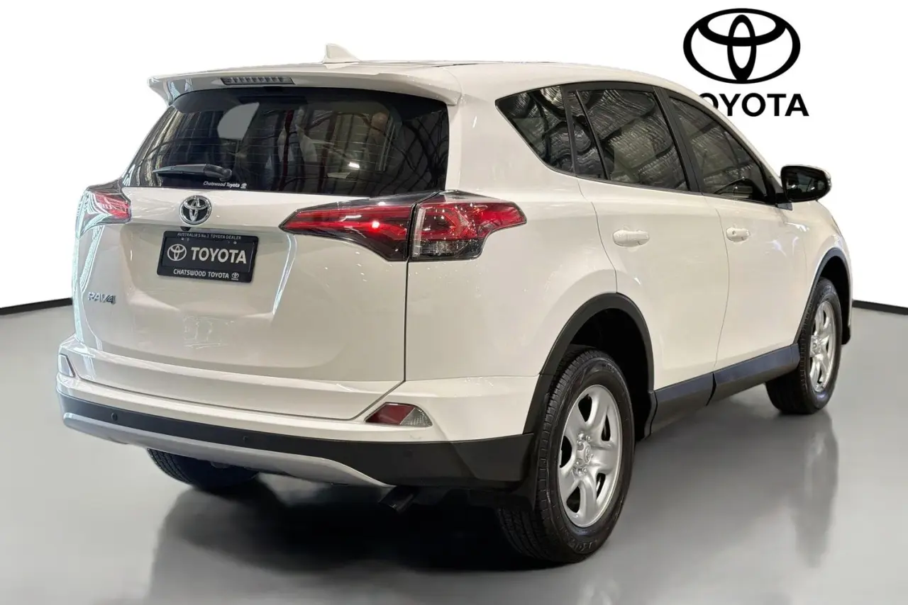 2018 Toyota RAV4 Gallery Image 10