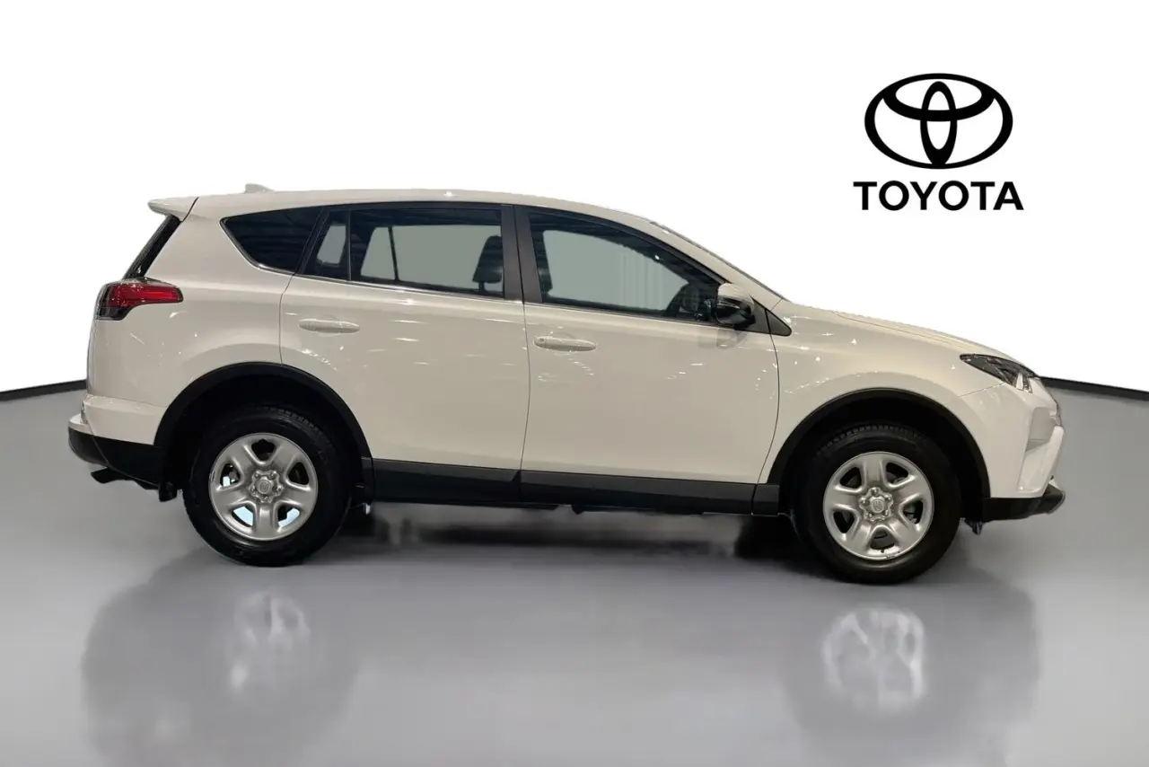 2018 Toyota RAV4 Gallery Image 11