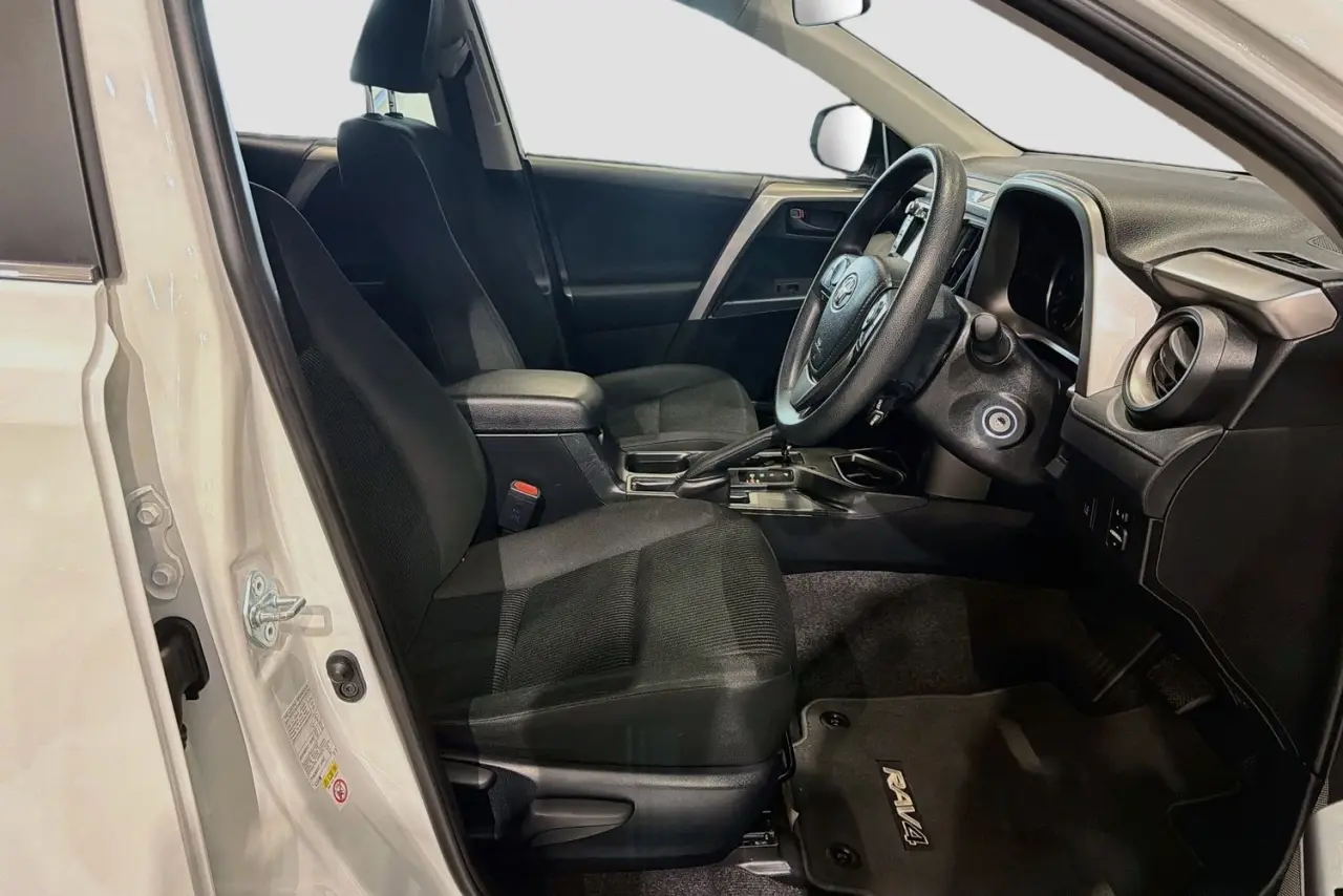 2018 Toyota RAV4 Gallery Image 13