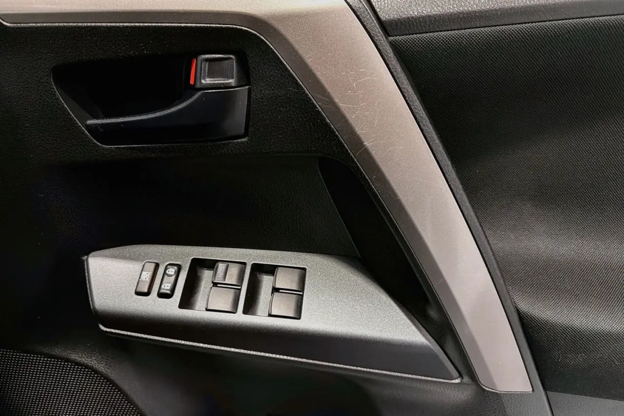 2018 Toyota RAV4 Gallery Image 24