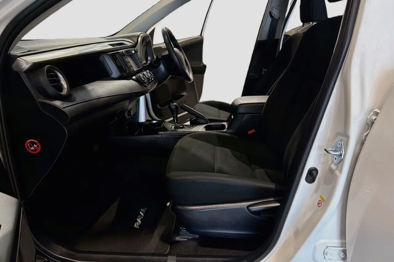 2018 Toyota RAV4 Gallery Image 25