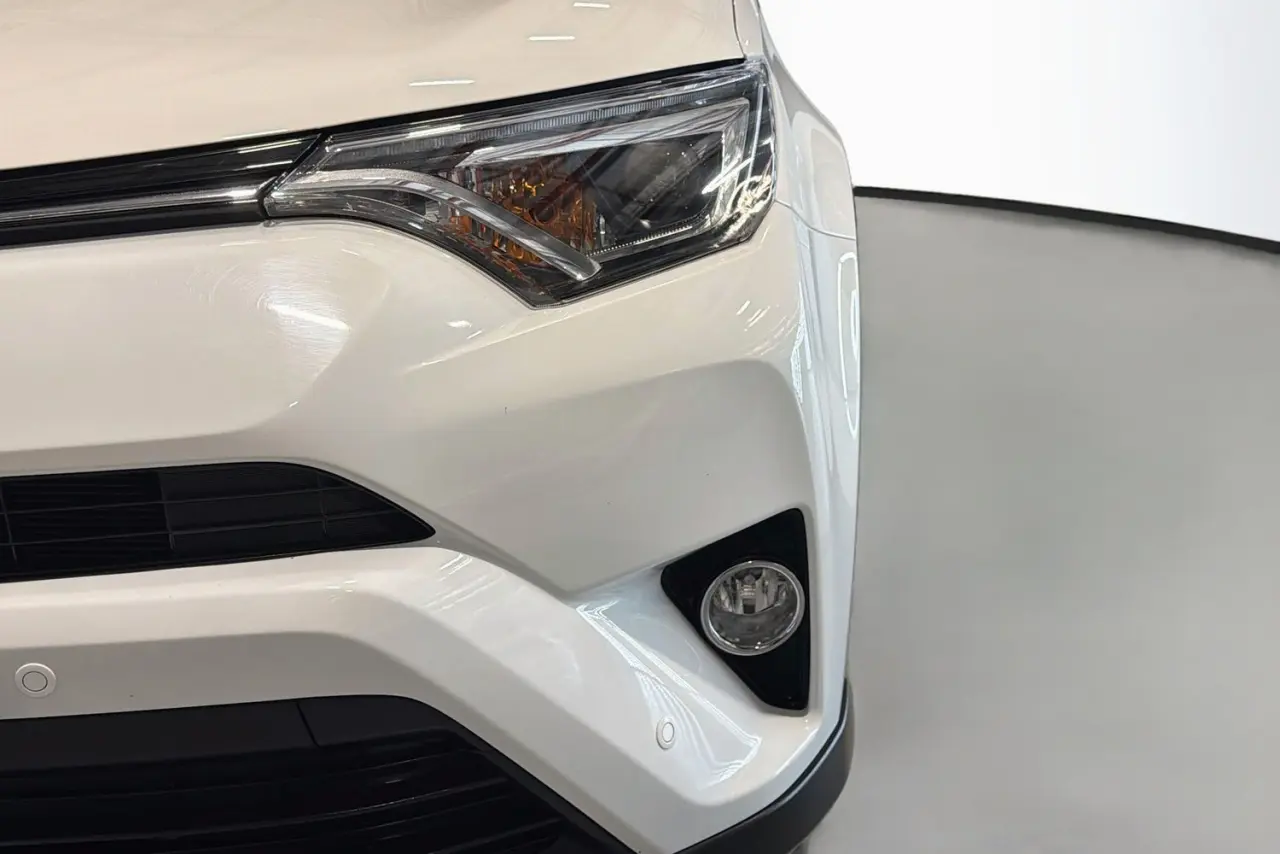 2018 Toyota RAV4 Gallery Image 3