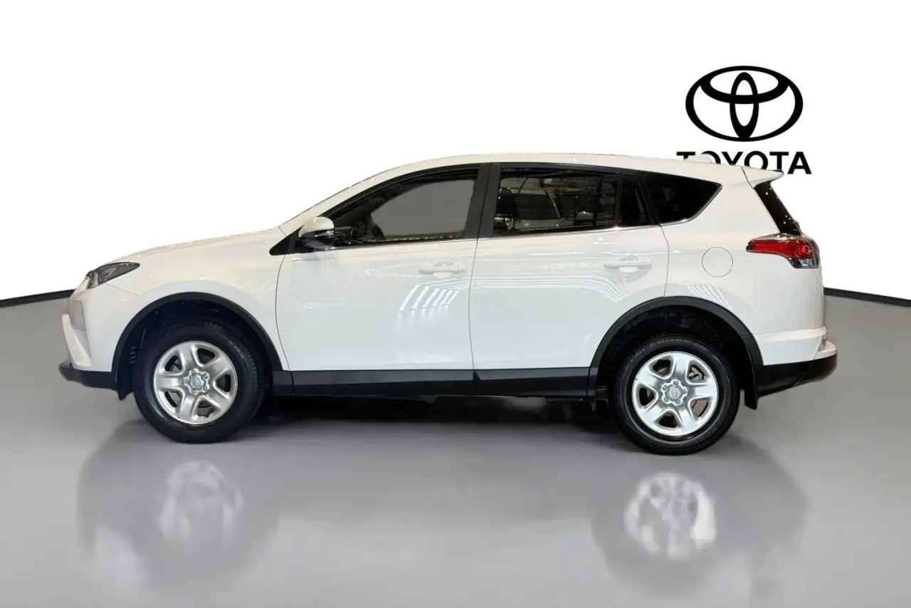 2018 Toyota RAV4 Gallery Image 5