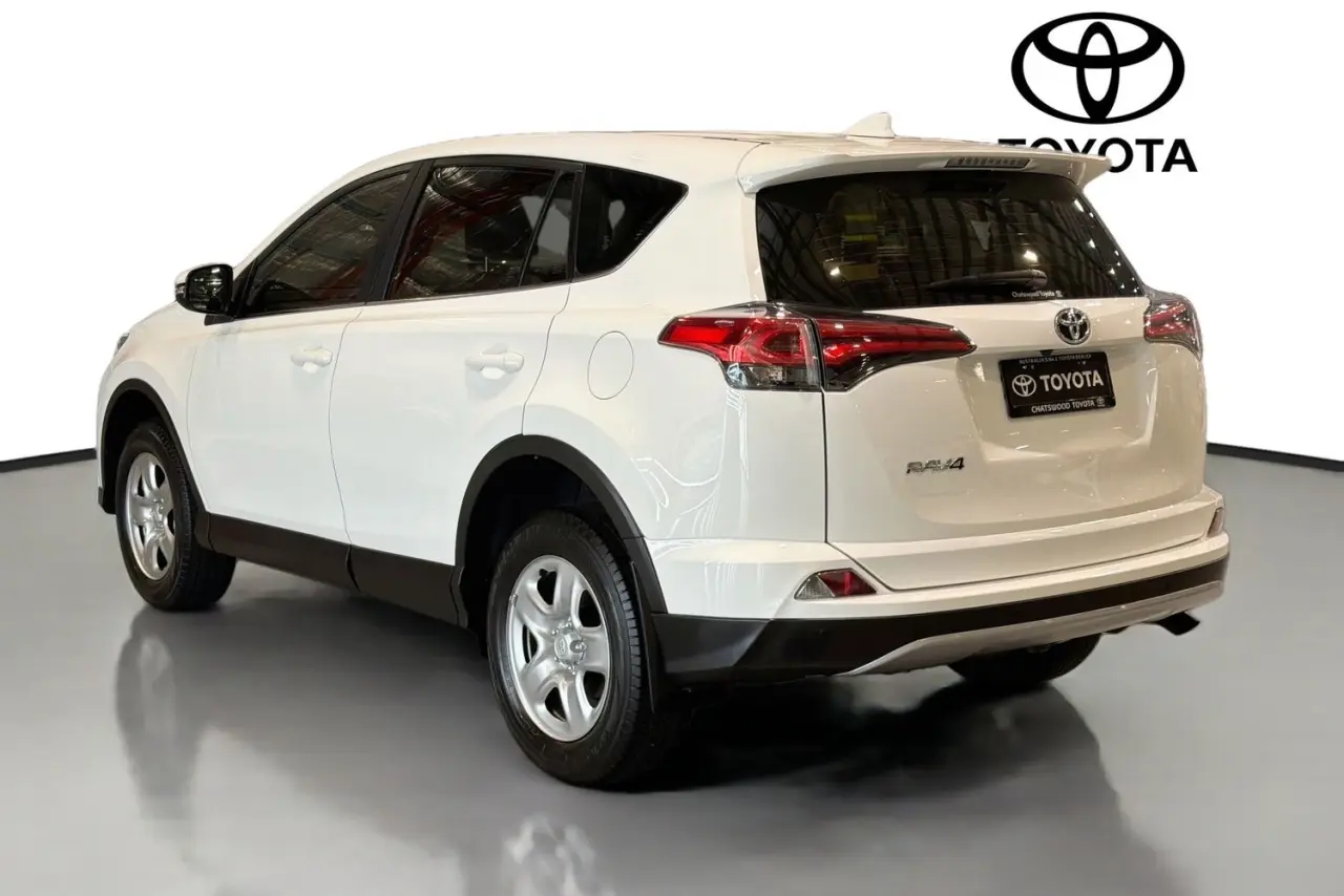 2018 Toyota RAV4 Gallery Image 6