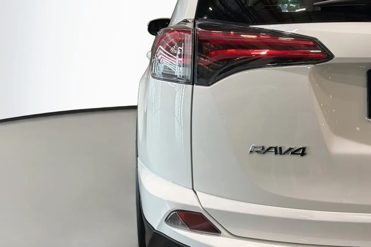 2018 Toyota RAV4 Gallery Image 8