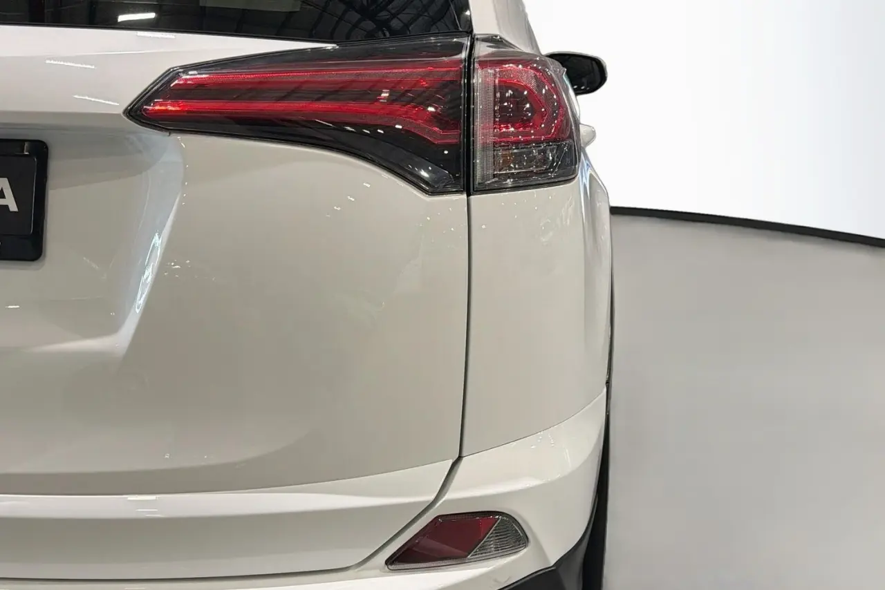 2018 Toyota RAV4 Gallery Image 9