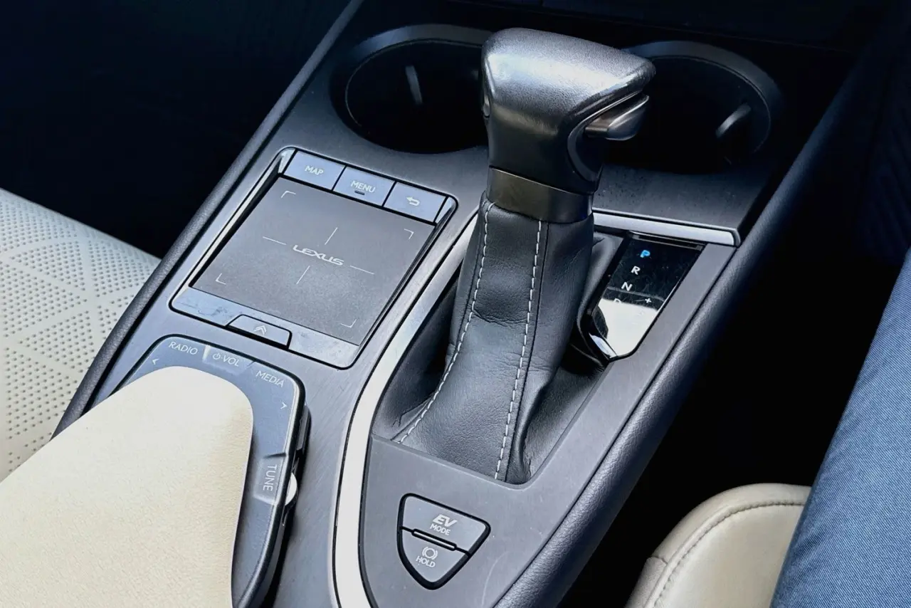 2022 Lexus UX Gallery Image 18