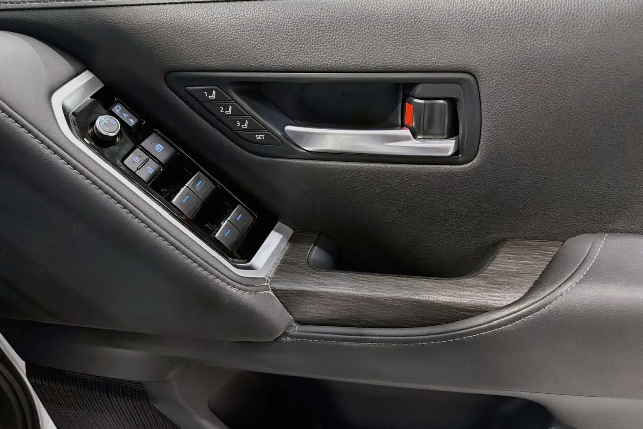 2022 Toyota Landcruiser Gallery Image 24