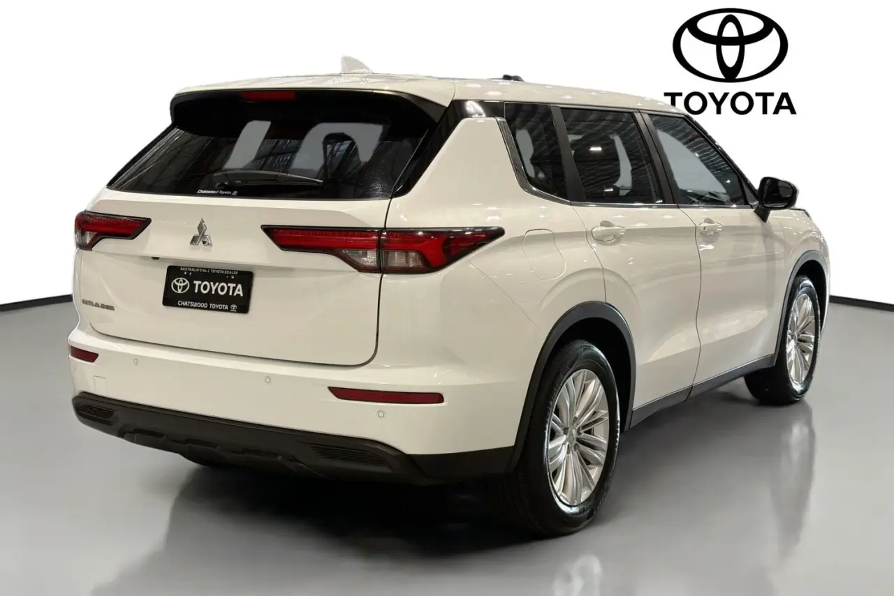 2023 Mitsubishi Outlander Gallery Image 10