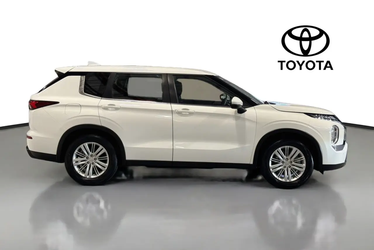 2023 Mitsubishi Outlander Gallery Image 11