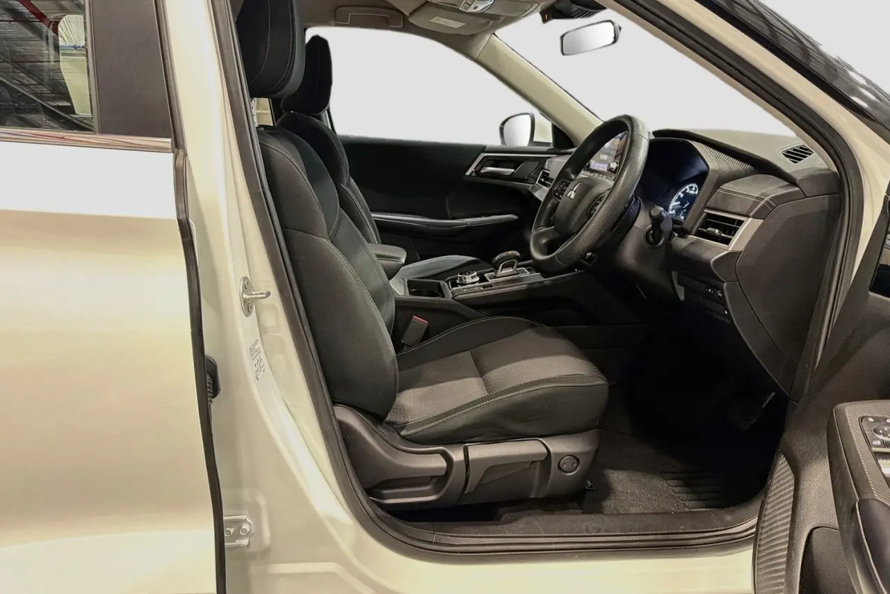 2023 Mitsubishi Outlander Gallery Image 13