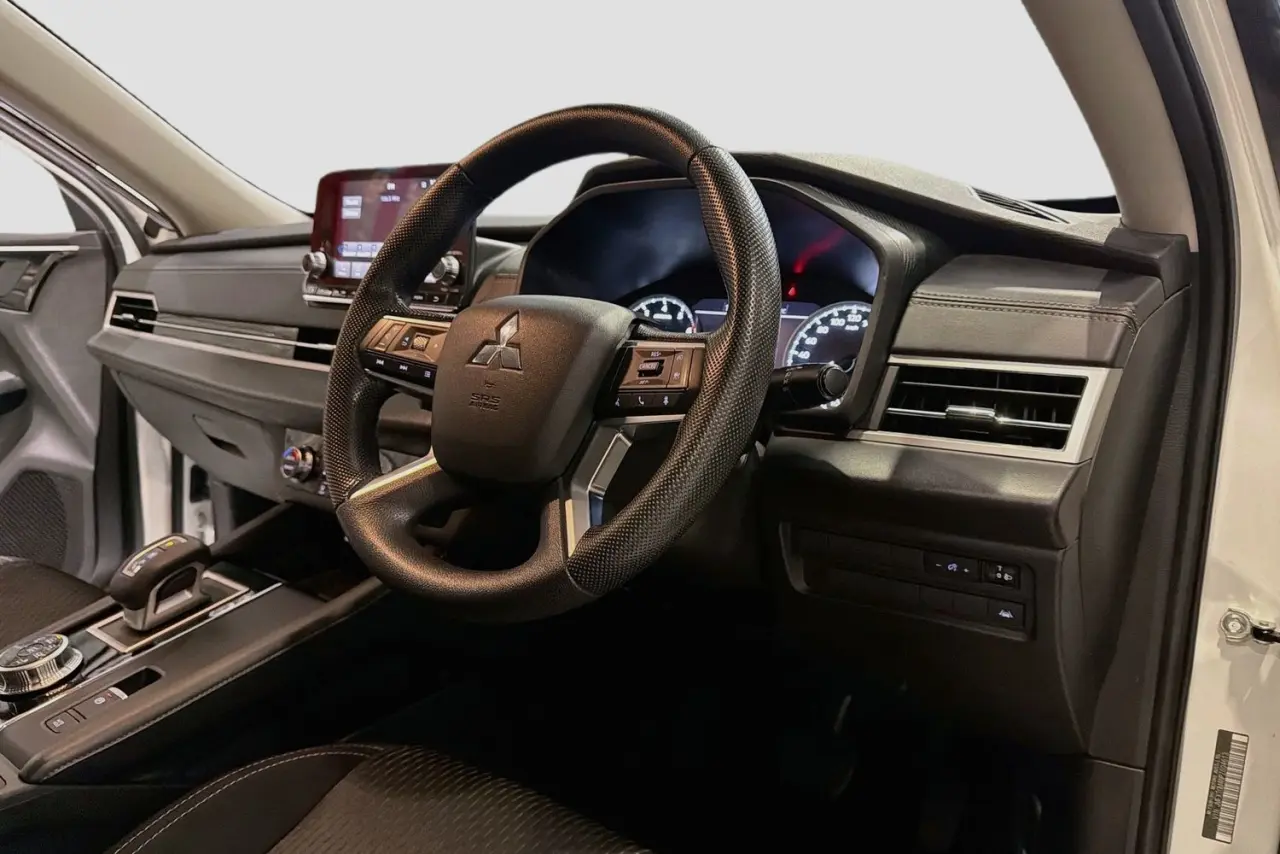 2023 Mitsubishi Outlander Gallery Image 23