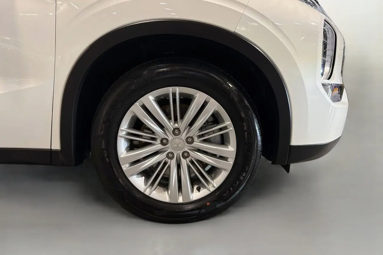 2023 Mitsubishi Outlander Gallery Image 28