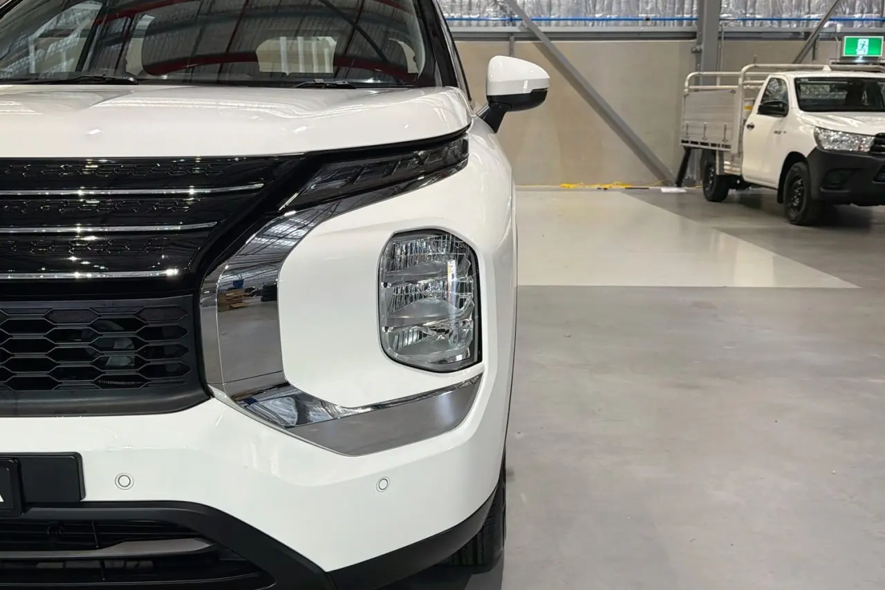 2023 Mitsubishi Outlander Gallery Image 3
