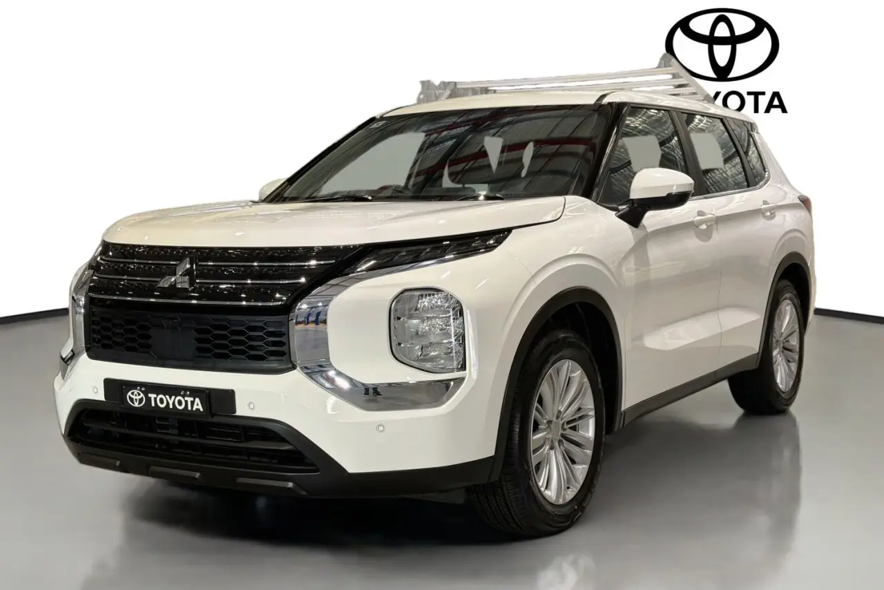 2023 Mitsubishi Outlander Gallery Image 4