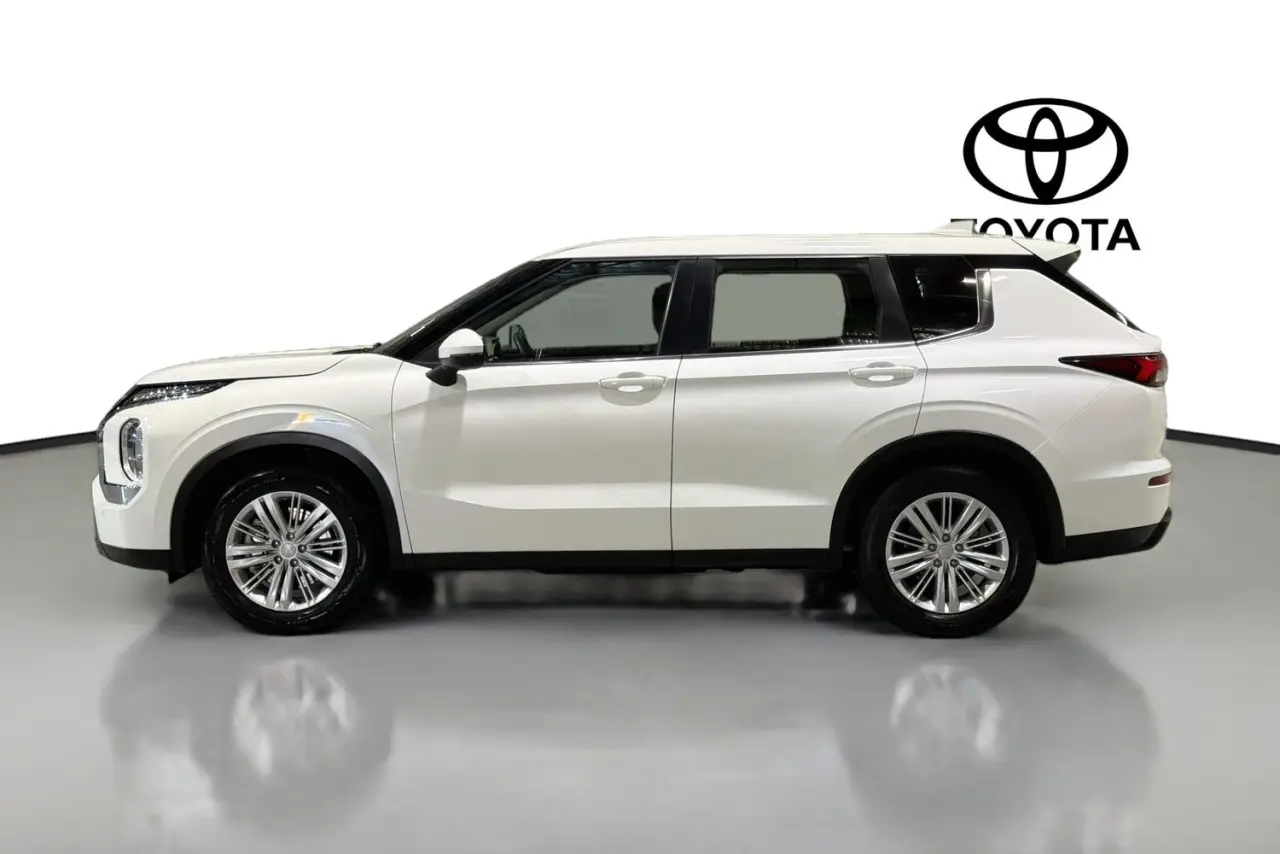 2023 Mitsubishi Outlander Gallery Image 5