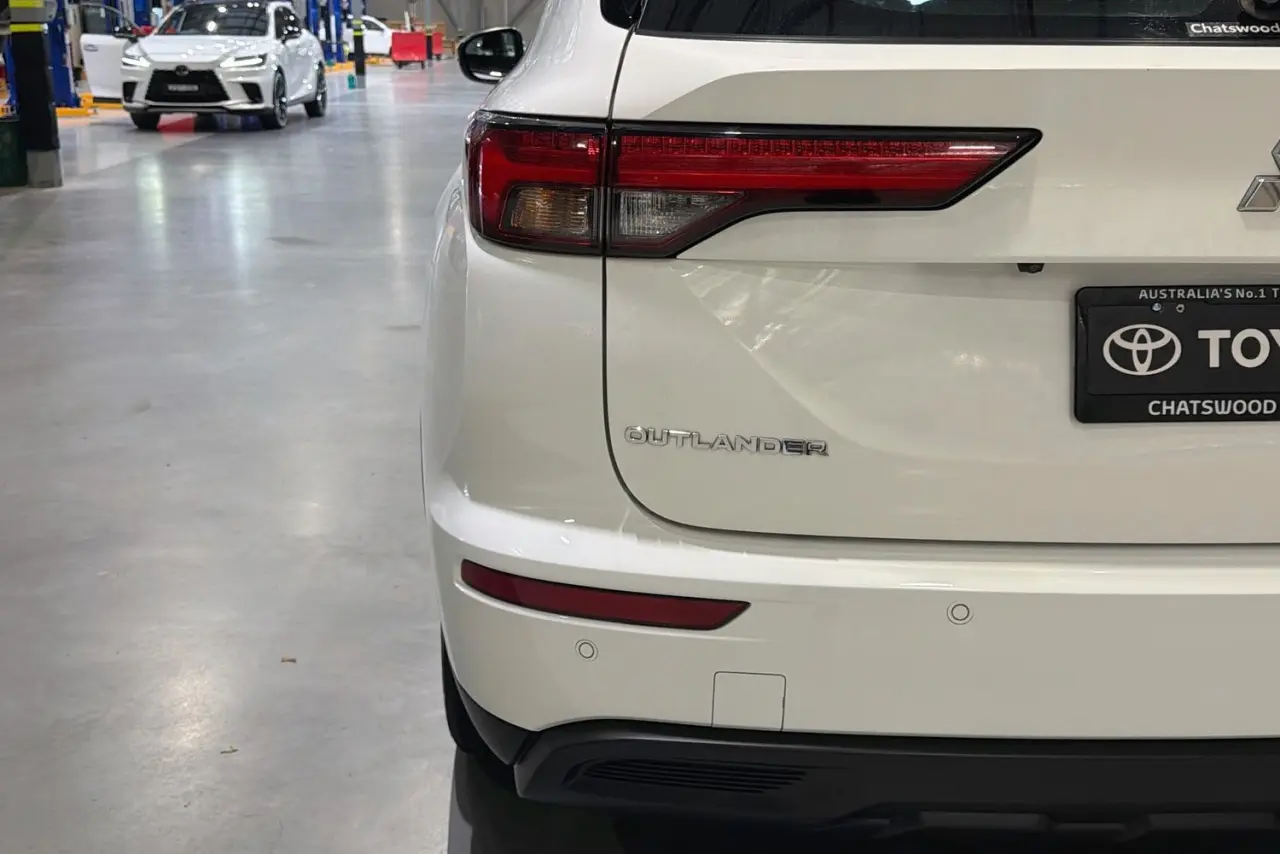 2023 Mitsubishi Outlander Gallery Image 8