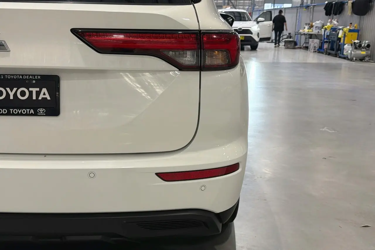 2023 Mitsubishi Outlander Gallery Image 9
