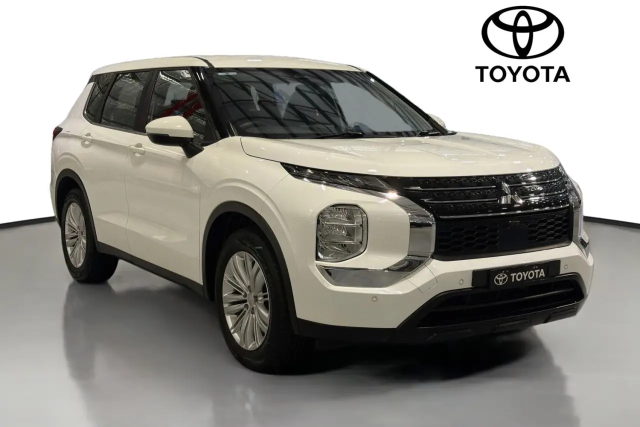2023 Mitsubishi Outlander Gallery Image 1