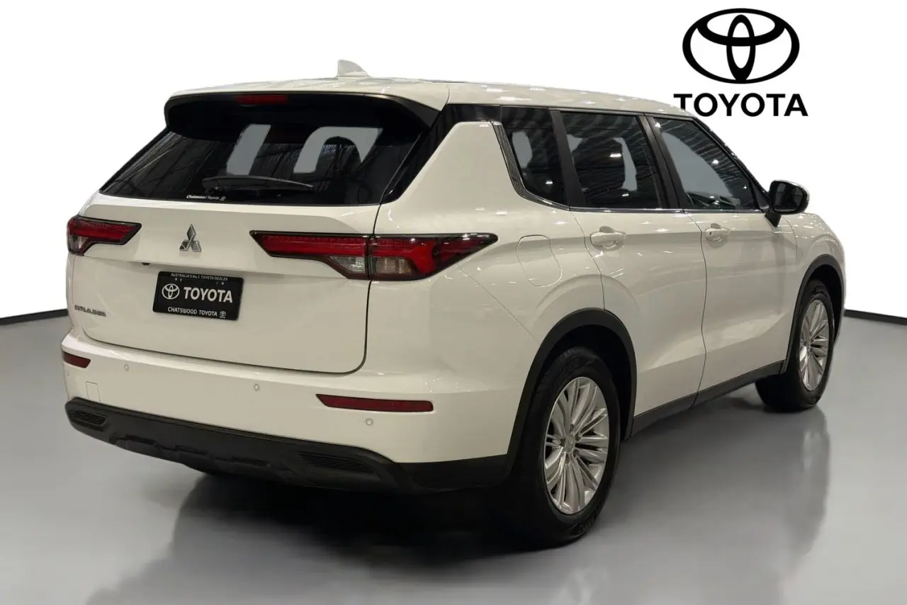 2023 Mitsubishi Outlander Gallery Image 10