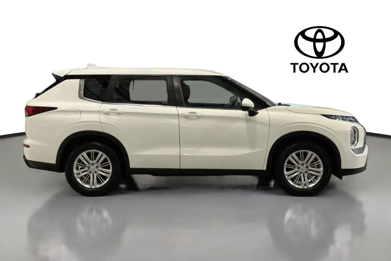 2023 Mitsubishi Outlander Gallery Image 11