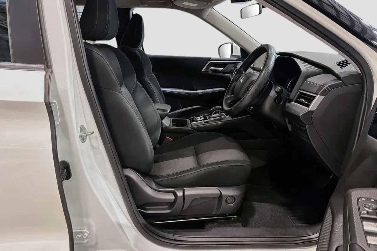2023 Mitsubishi Outlander Gallery Image 13