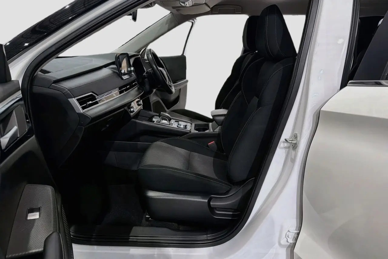 2023 Mitsubishi Outlander Gallery Image 25
