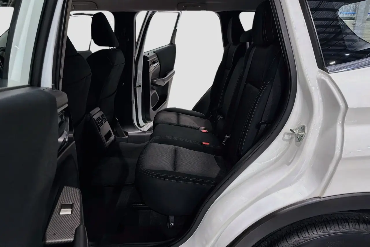 2023 Mitsubishi Outlander Gallery Image 26