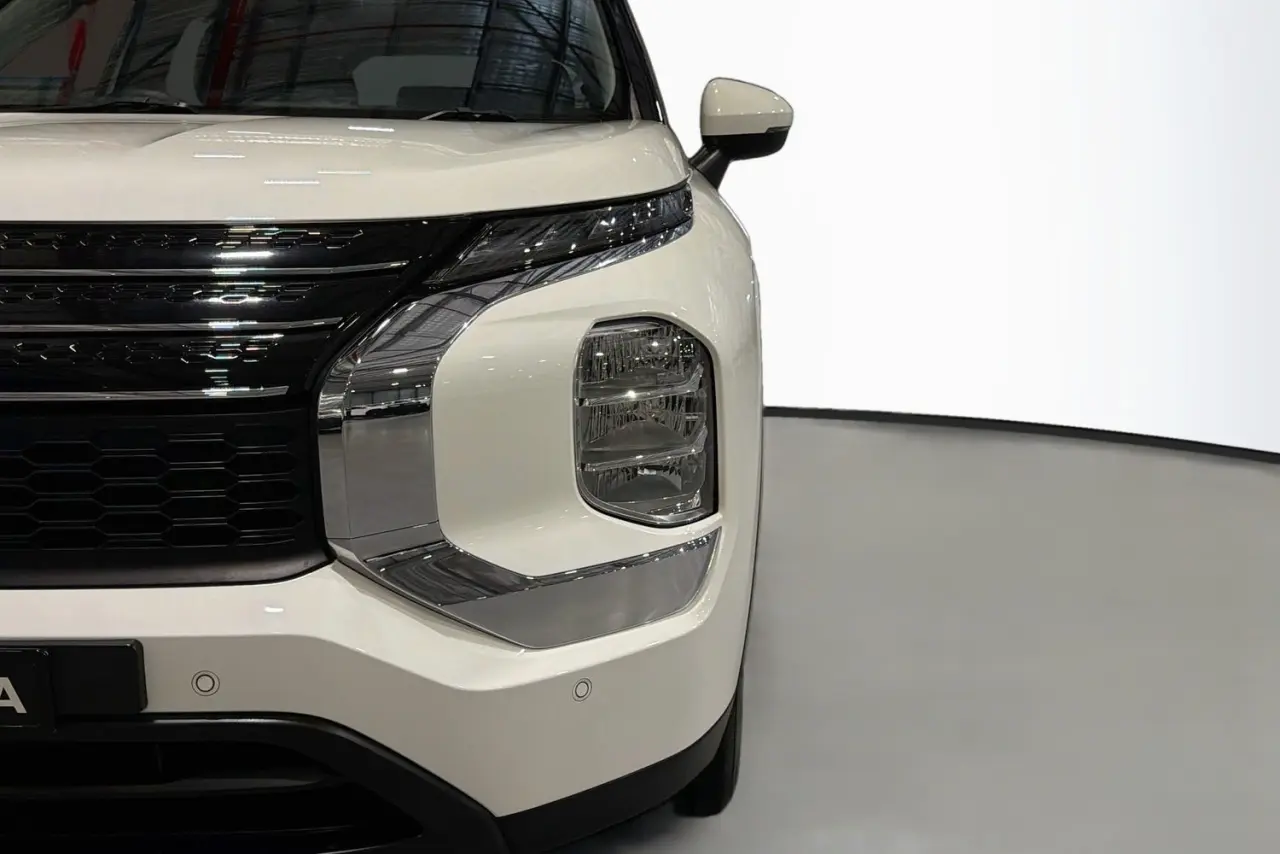 2023 Mitsubishi Outlander Gallery Image 3