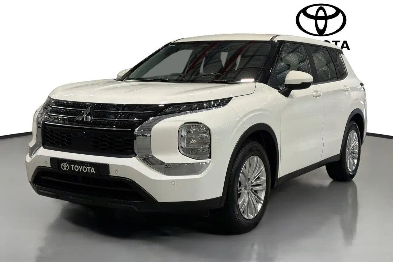 2023 Mitsubishi Outlander Gallery Image 4