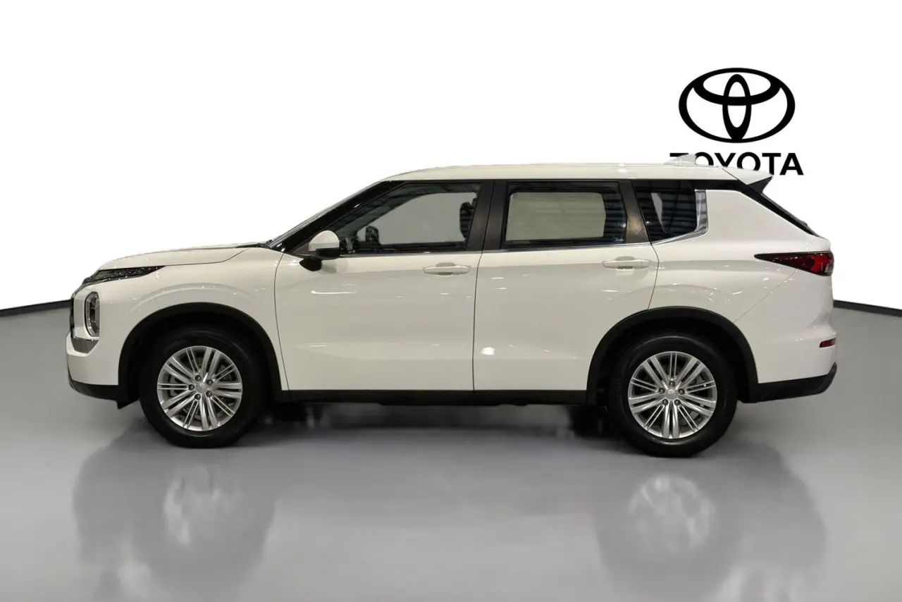 2023 Mitsubishi Outlander Gallery Image 5