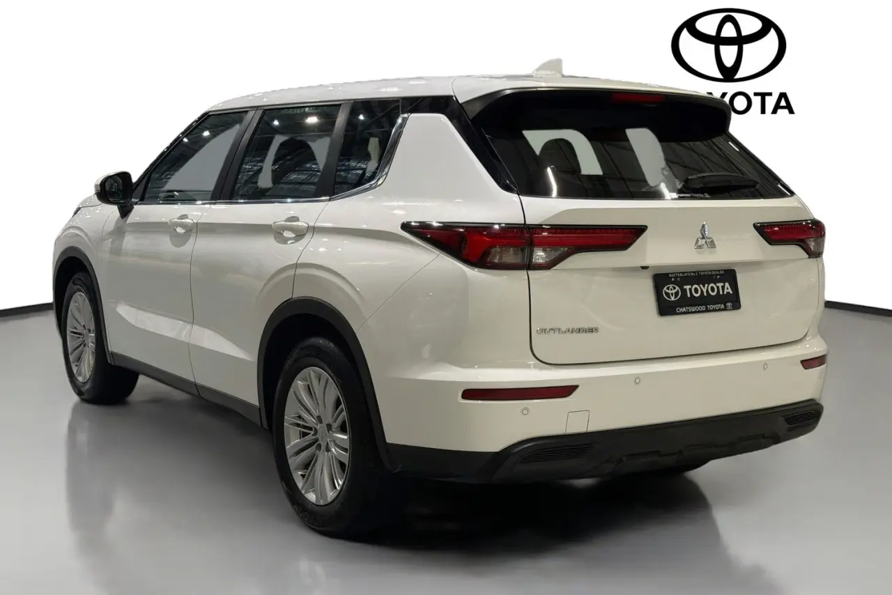 2023 Mitsubishi Outlander Gallery Image 6